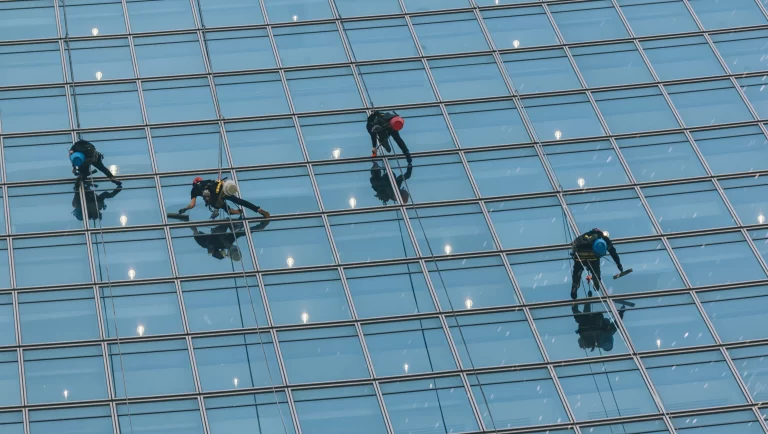 washer-wash-windows-high-skyscraper-high-risk-work